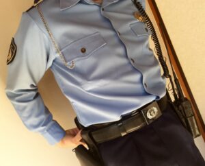 警察官の帯革は左が警棒で右が拳銃と決まっている